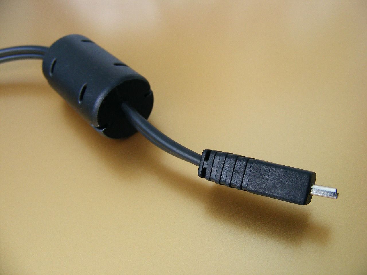 USB-Kabel mit Entstörfilter im Fokus