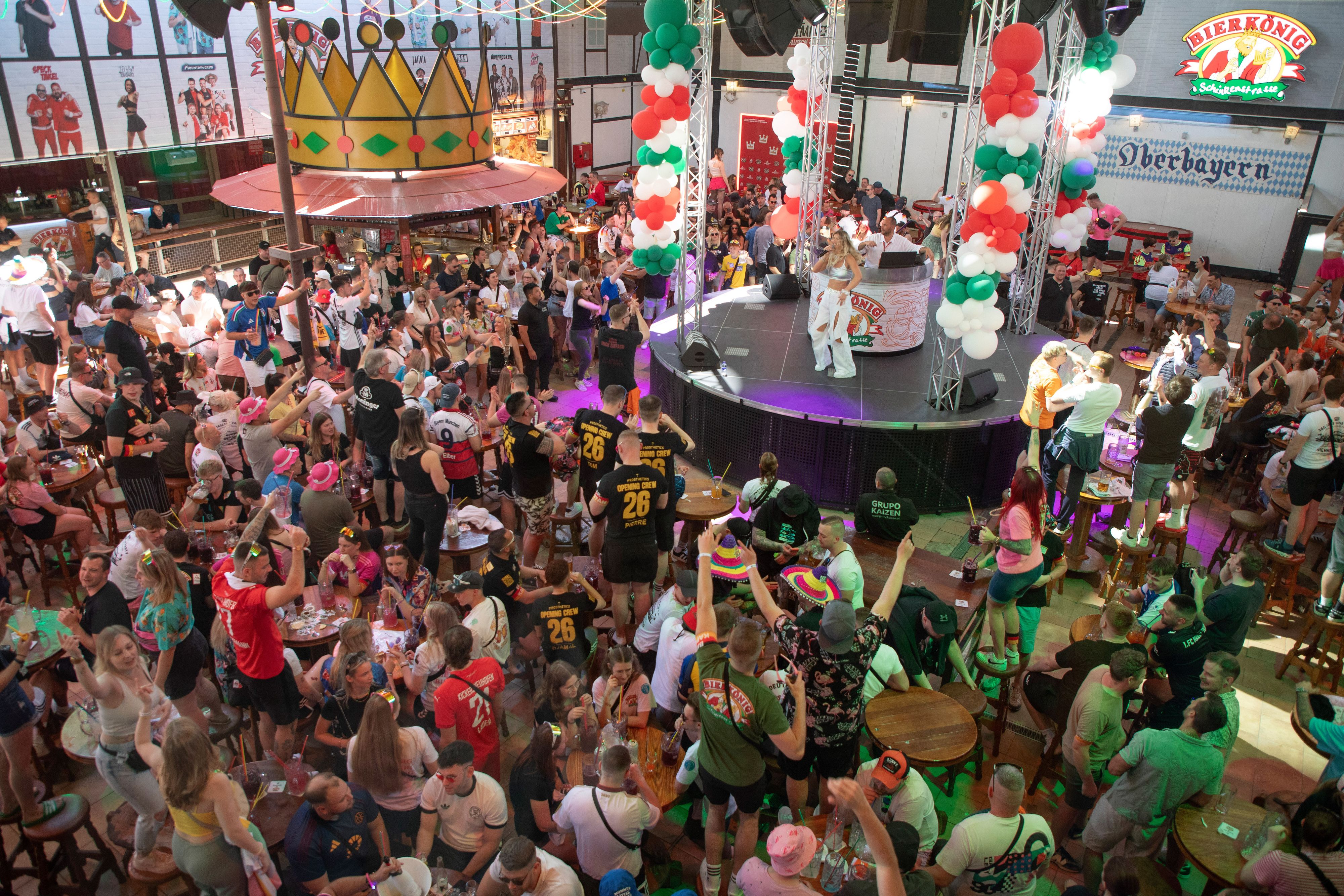  Party an der Playa de Palma: Am Ballermann wird es für viele Stars enger.