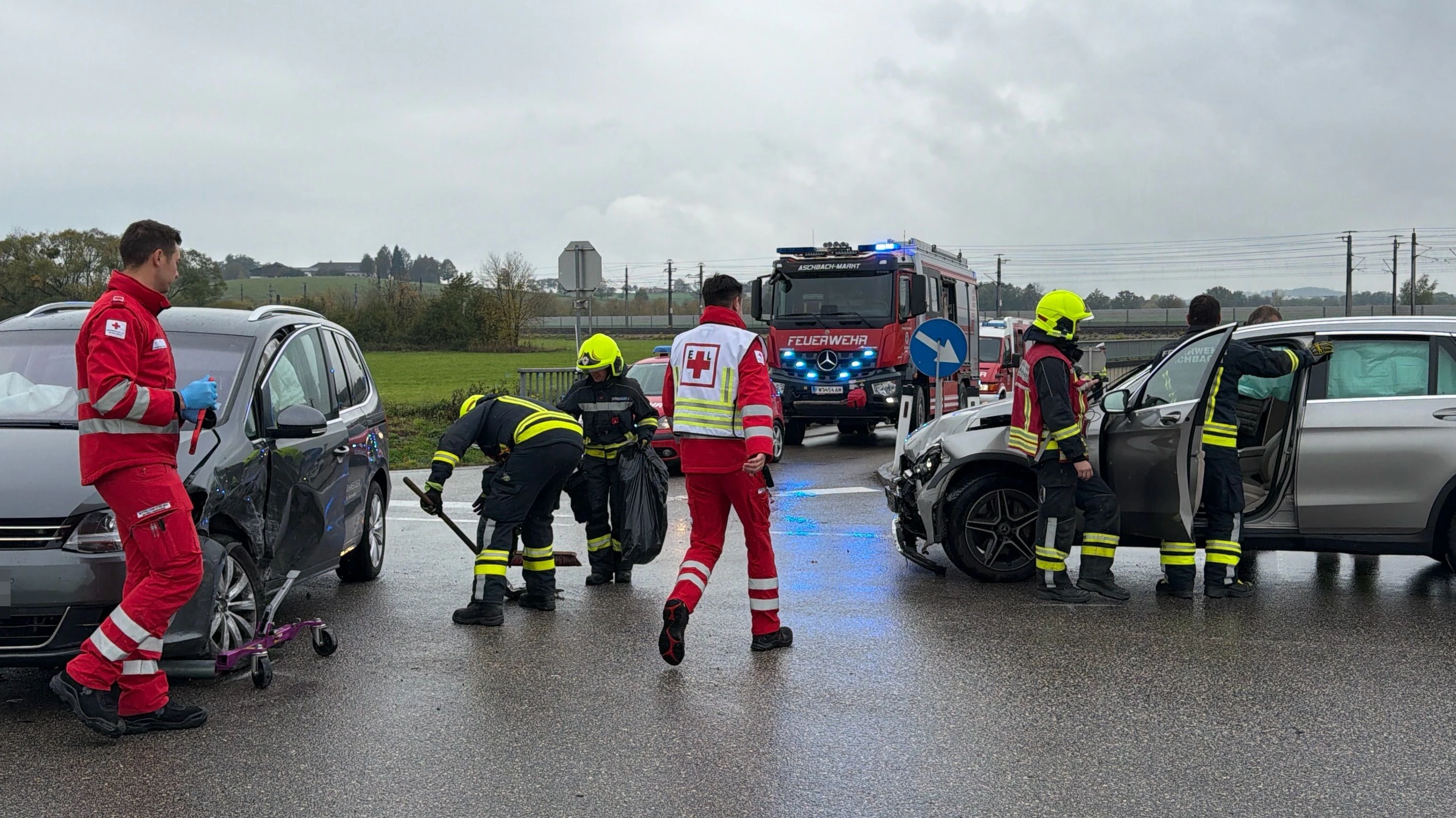Im Bereich einer Kreuzung krachten aus noch ungeklärter Ursache zwei Autos zusammen.