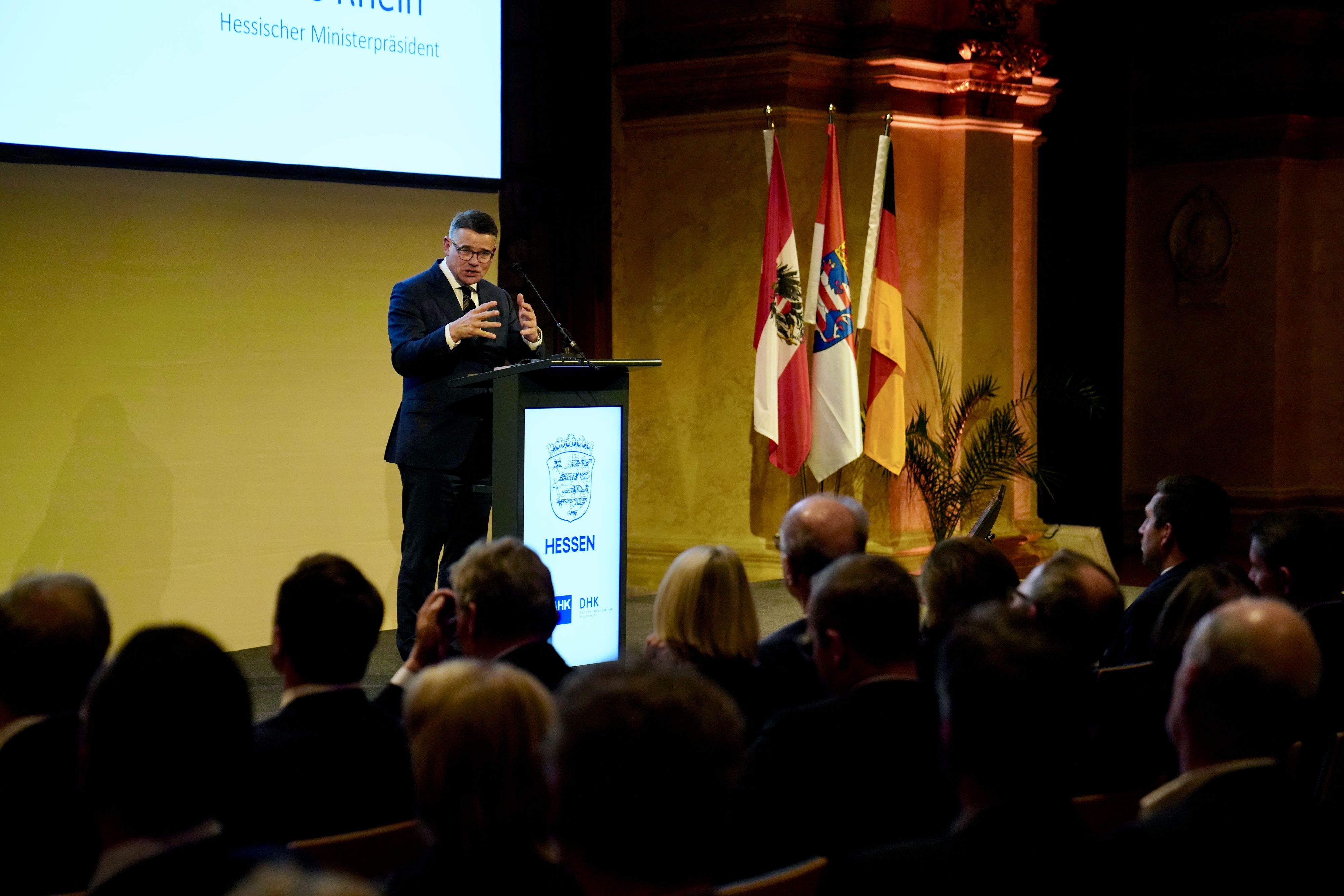 Hessens Ministerpräsident Boris Rhein beim Hessischen Abend am Donnerstag in Wien. Unmittelbar zuvor erreichte ihn 