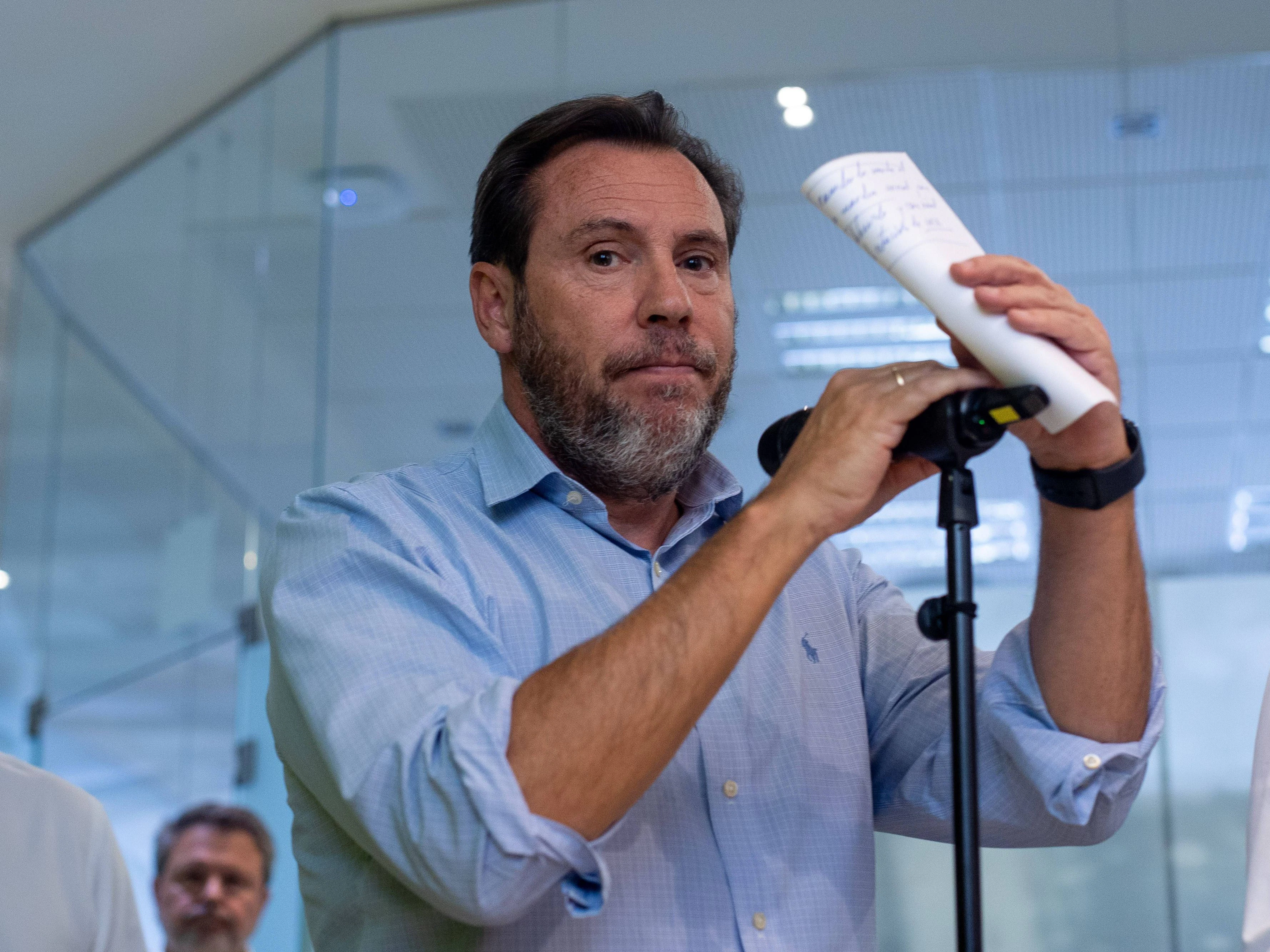 Spaniens Verkehrsminister Óscar Puente bezeichnete das schwere Zugunglück vom 28. Oktober 2026 als Unfall unter kaum erklärbaren Umständen.