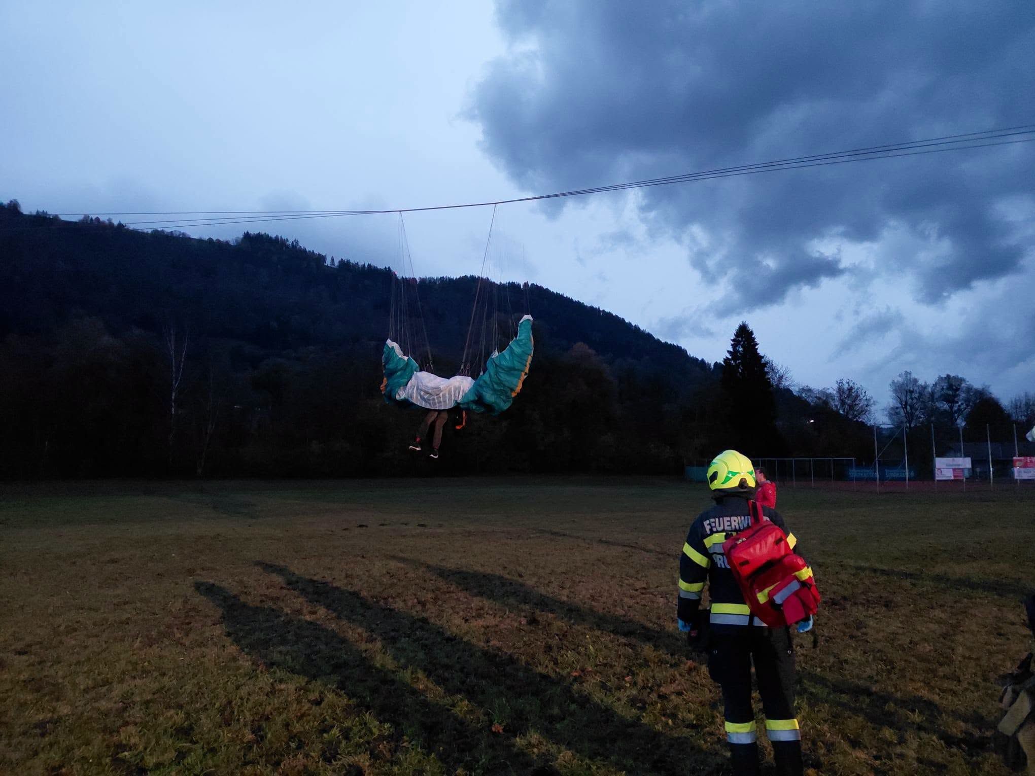 Die Einsatzkräfte der umliegenden Feuerwehren konnte den Mann retten. 