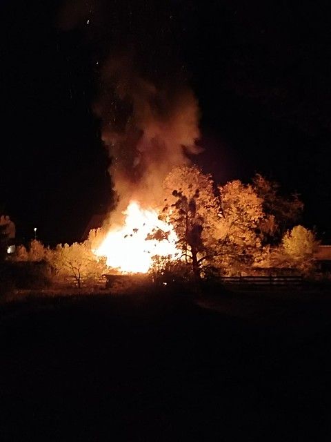 Bei einem verheerenden Hüttenbrand in Fürstenfeld kam eine Person ums Leben.