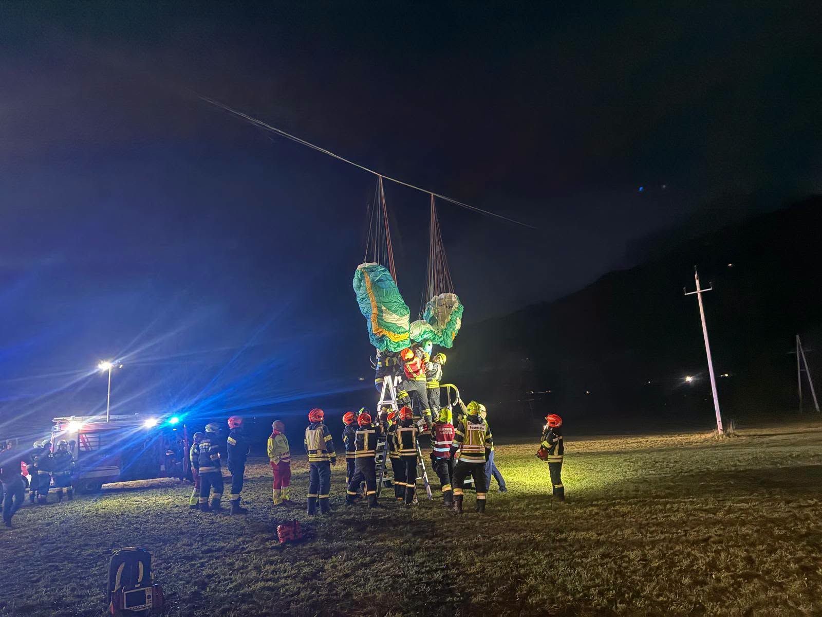 Heute.at - Plötzlich Feuerball! Paragleiter legt ganze Orte lahm