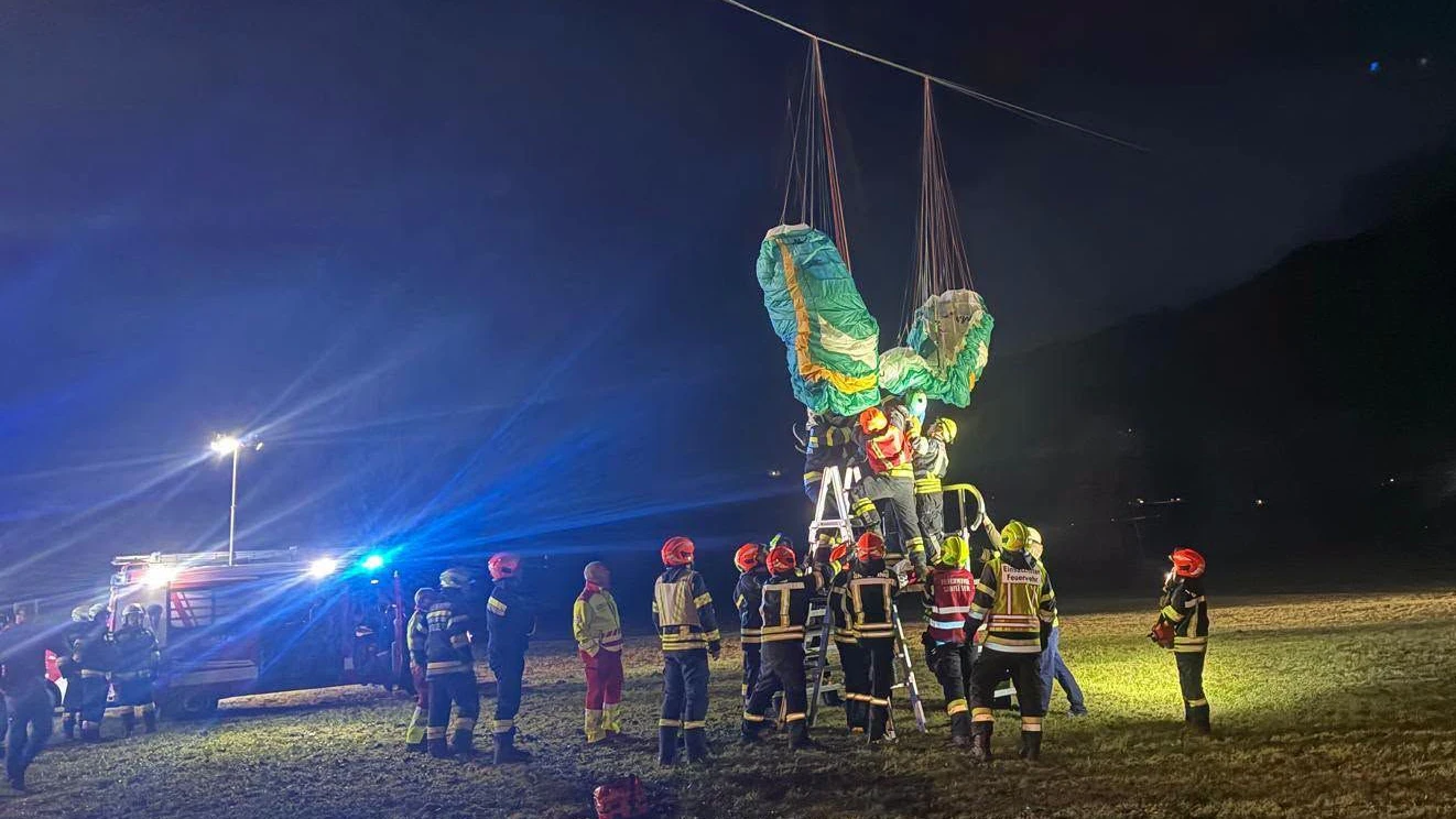 Heute.at - Plötzlich Feuerball! Paragleiter legt ganze Orte lahm