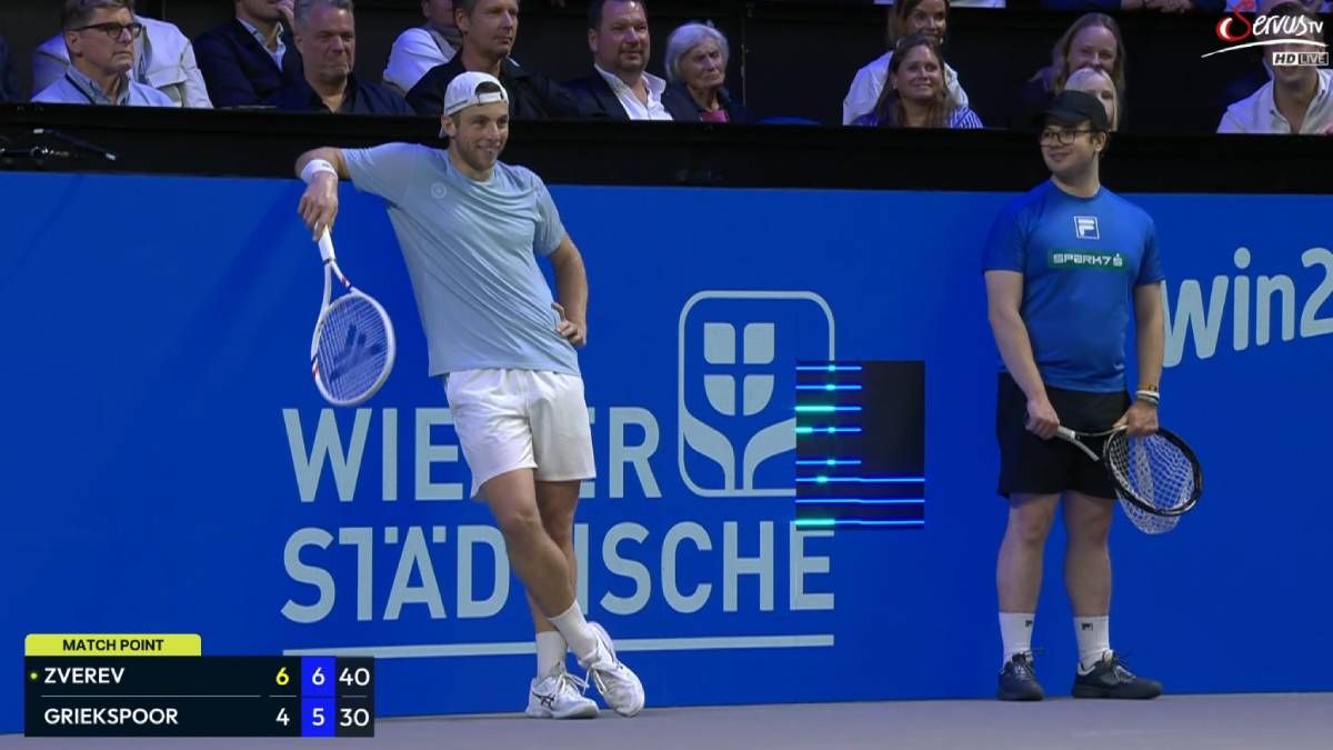 Alexander Zverev beschädigt die LED-Wand. 