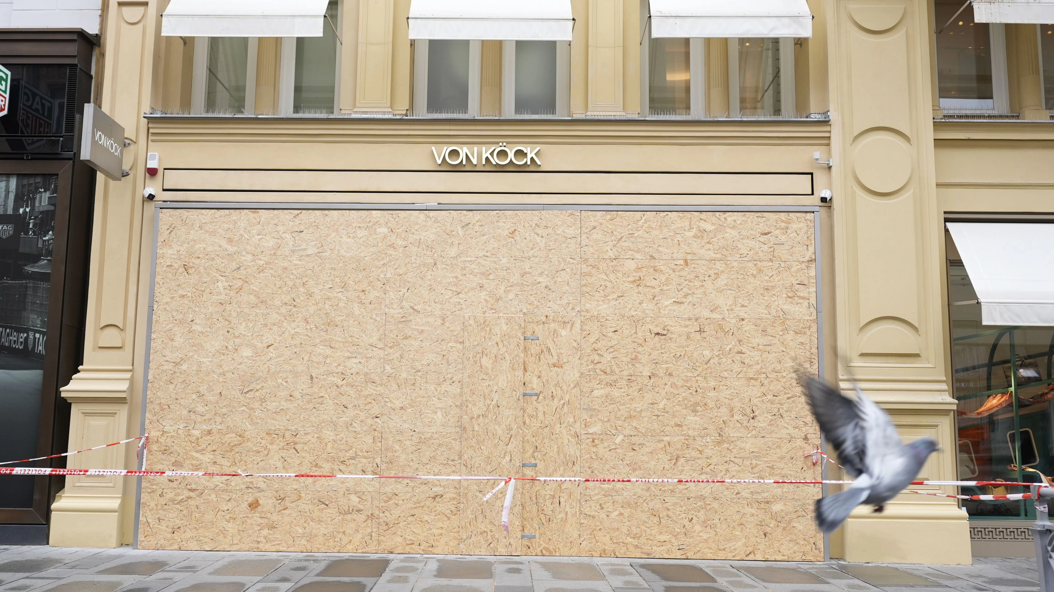 Juweliergeschäft: Zerstörte Auslange mit Brettern gesichert. 