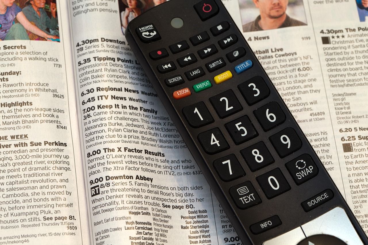 Klassische Fernbedienung auf Fernsehprogramm