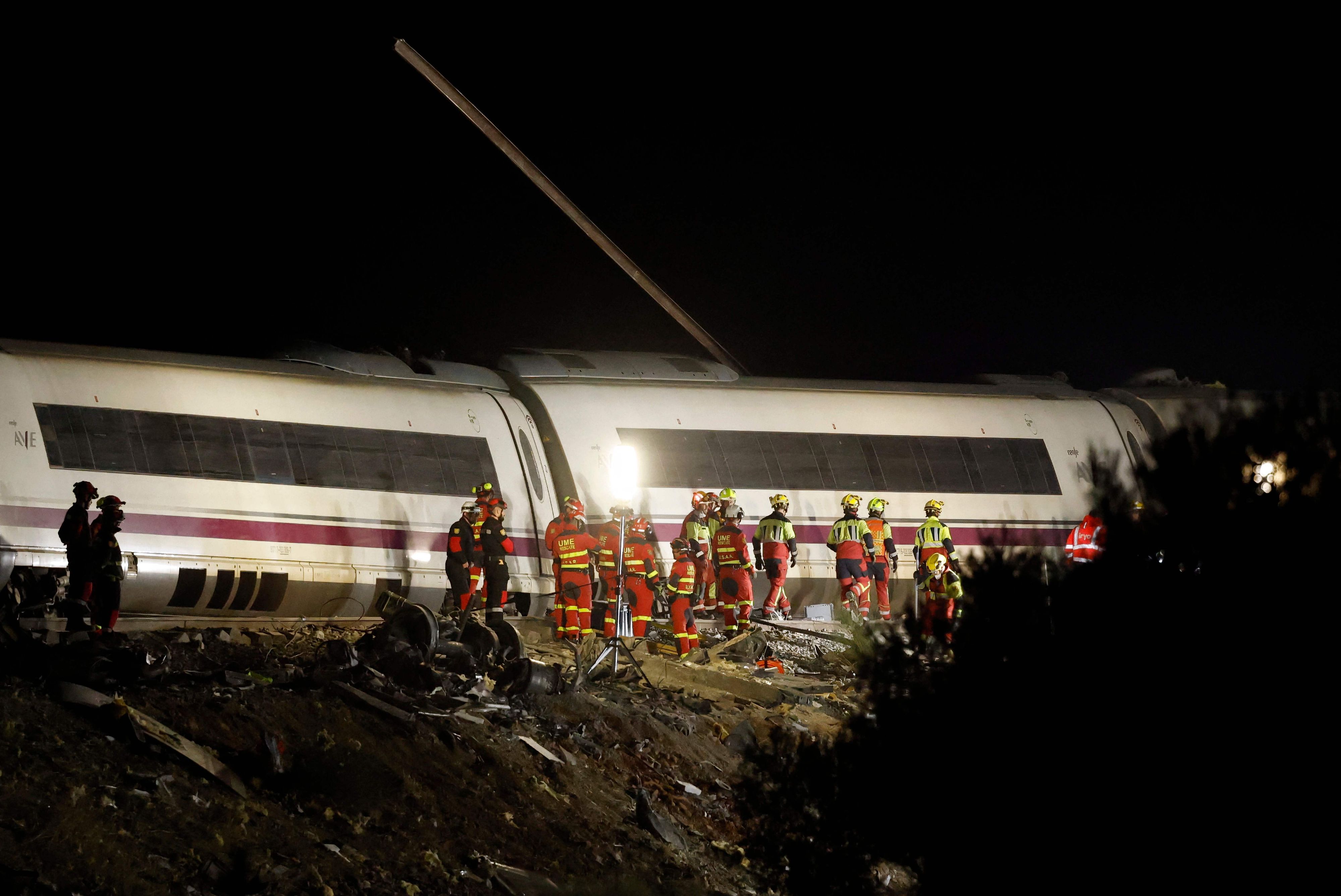 Auch in der Nacht auf den 29. Oktober gingen die Rettungsmaßnahmen nach dem schweren Zugunglück in der Provinz Toledo weiter.