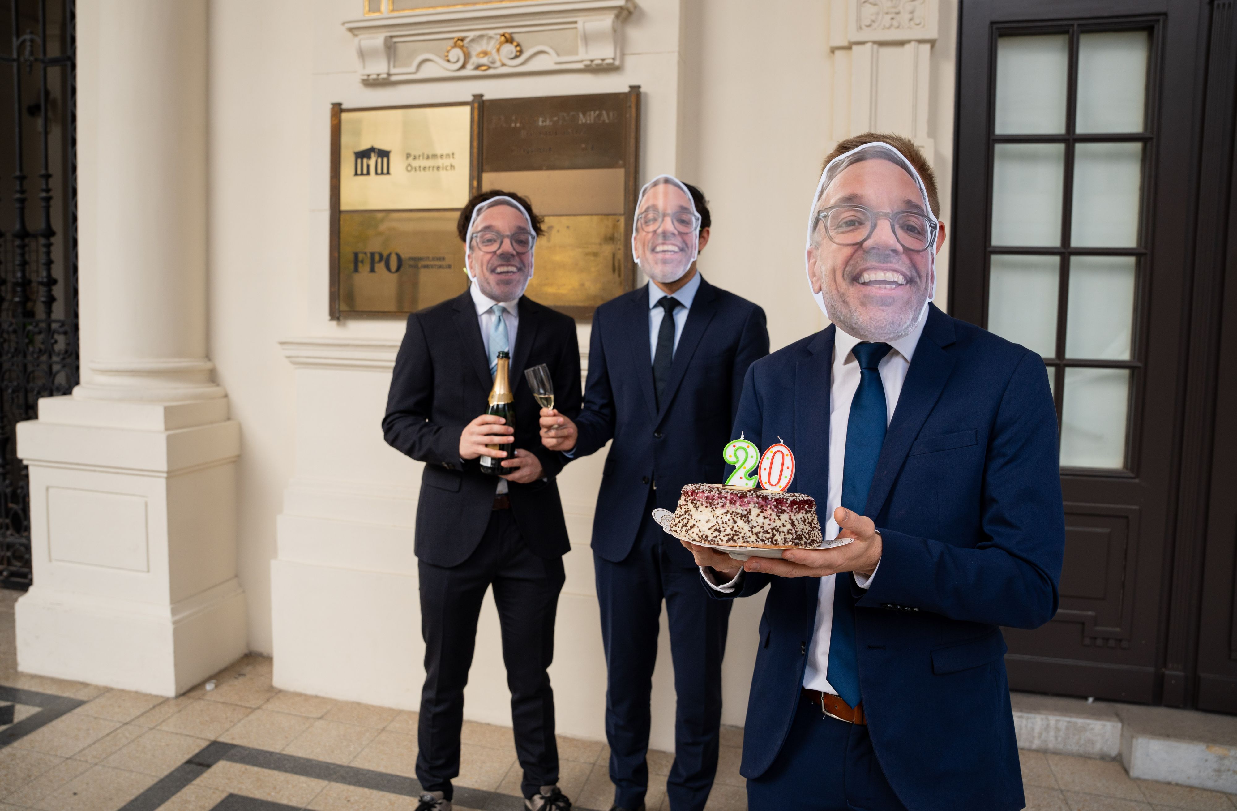 Sekt und Torte für Herbert Kickl. Die Junge Volkspartei 