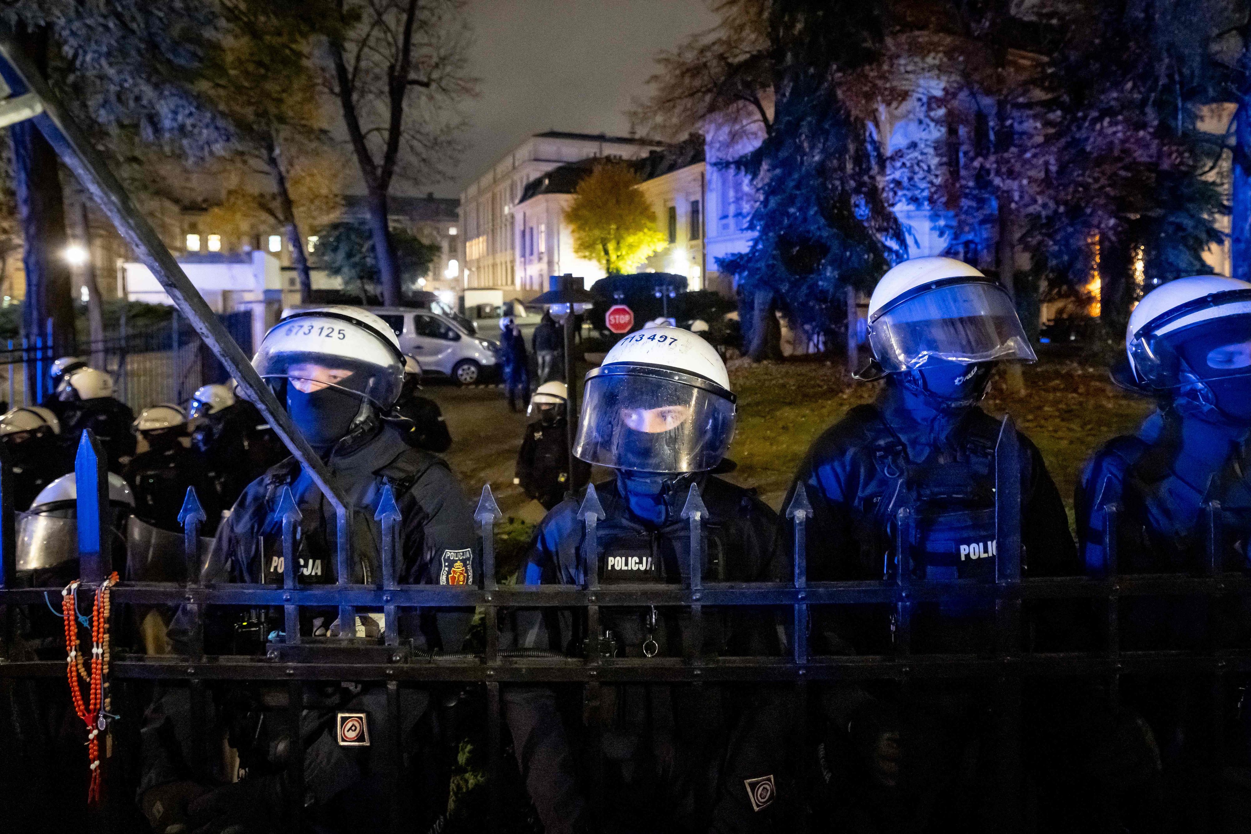 Am Freitag (30. Oktober) sind zahlreiche Polizisten vor dem Verfassungsgericht in Warschau angerückt.