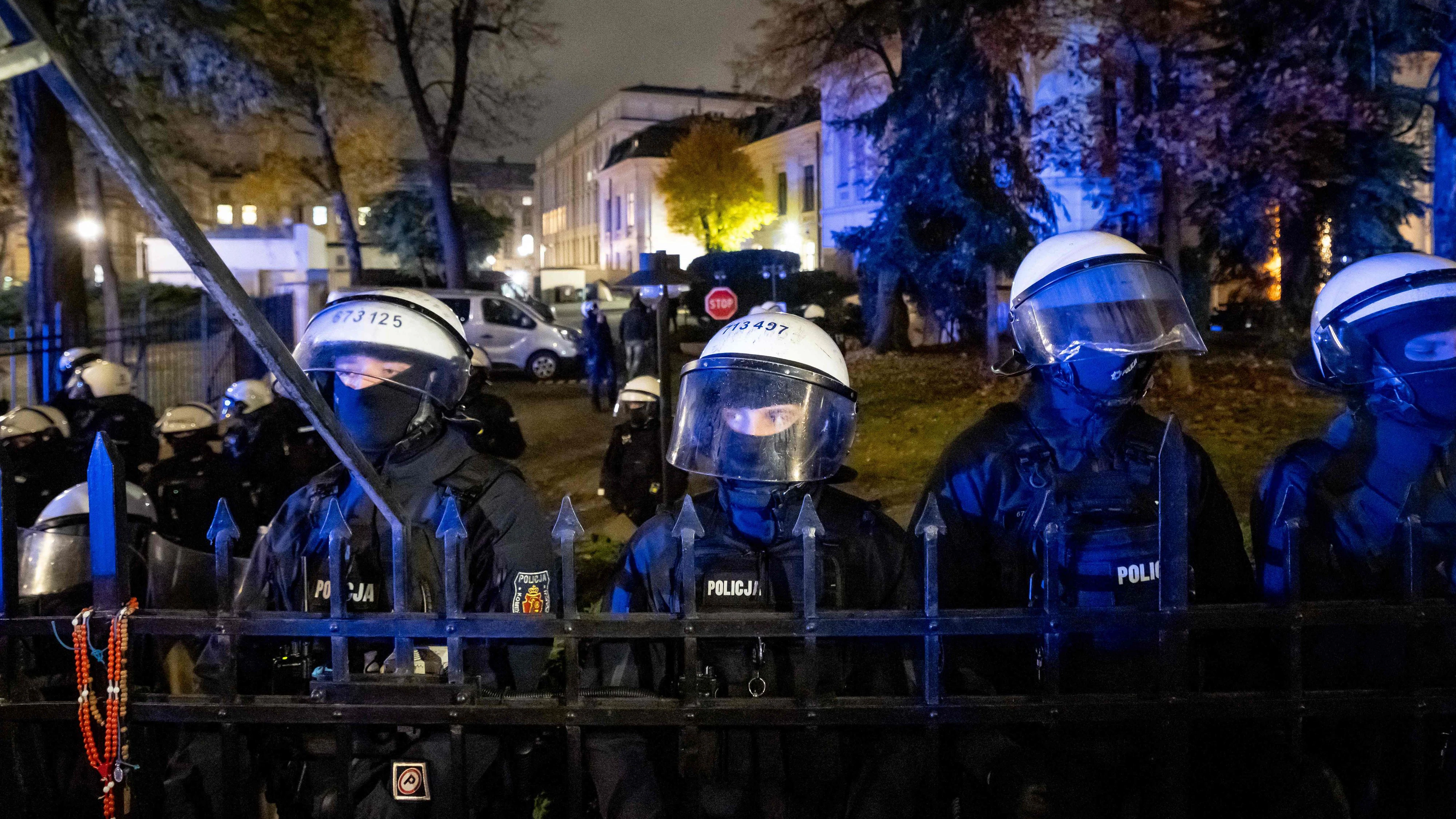Am Freitag (30. Oktober) sind zahlreiche Polizisten vor dem Verfassungsgericht in Warschau angerückt.