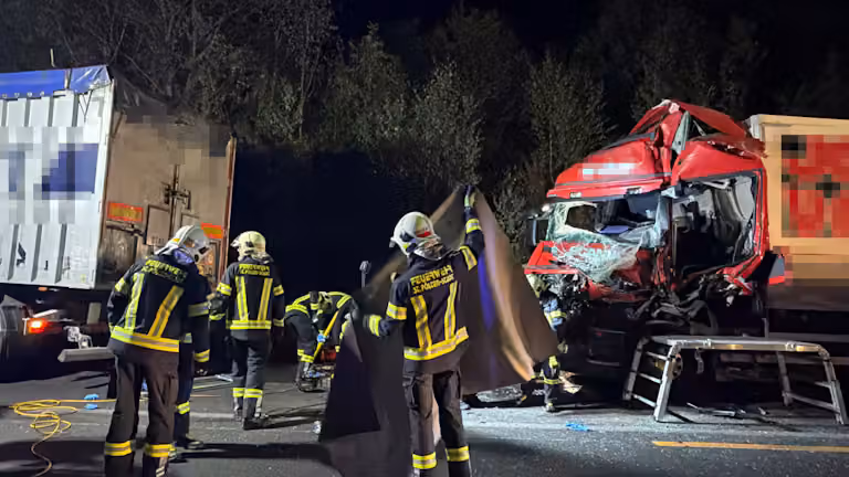 Auf der A1 bei Völlerndorf krachten am frühen 23. September zwei Lkw zusammen. Ein Lenker wurde eingeklemmt und verstarb noch an der Unfallstelle.