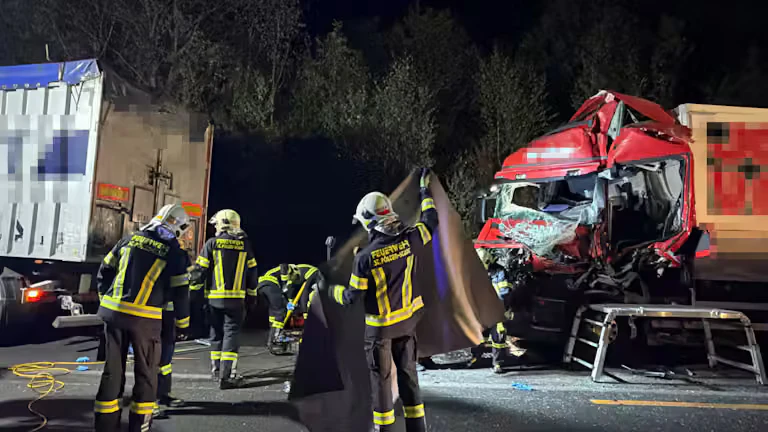 Auf der A1 bei Völlerndorf krachten am frühen 23. September zwei Lkw zusammen. Ein Lenker wurde eingeklemmt und verstarb noch an der Unfallstelle.