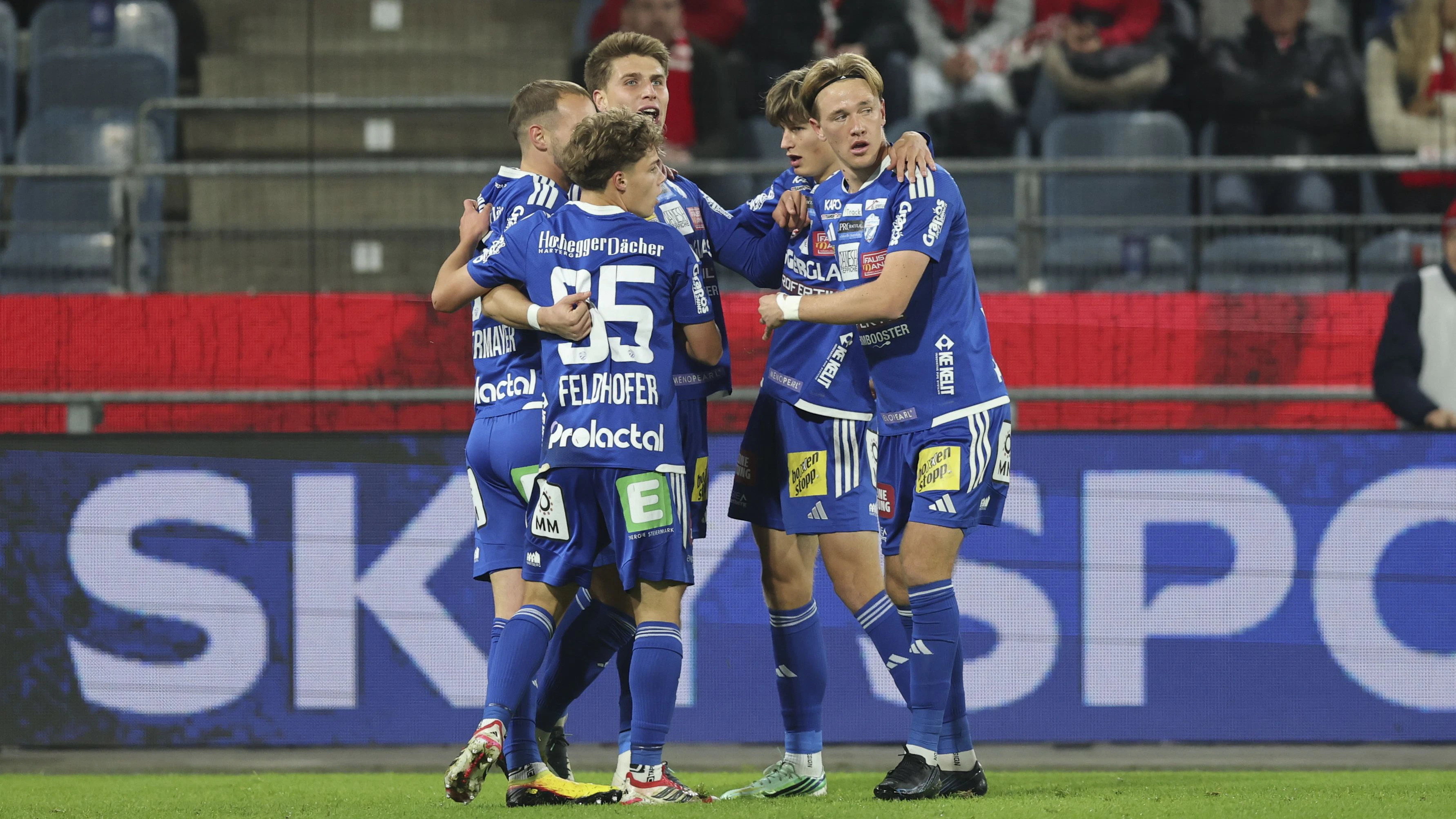 GRAZ,AUSTRIA,30.OCT.26 - SOCCER - ADMIRAL Bundesliga, Grazer AK 1902 vs TSV Hartberg. Image shows the rejoicing of Hartberg with Marco Hoffmann (Hartberg). Photo: GEPA pictures/ Hans Oberlaender