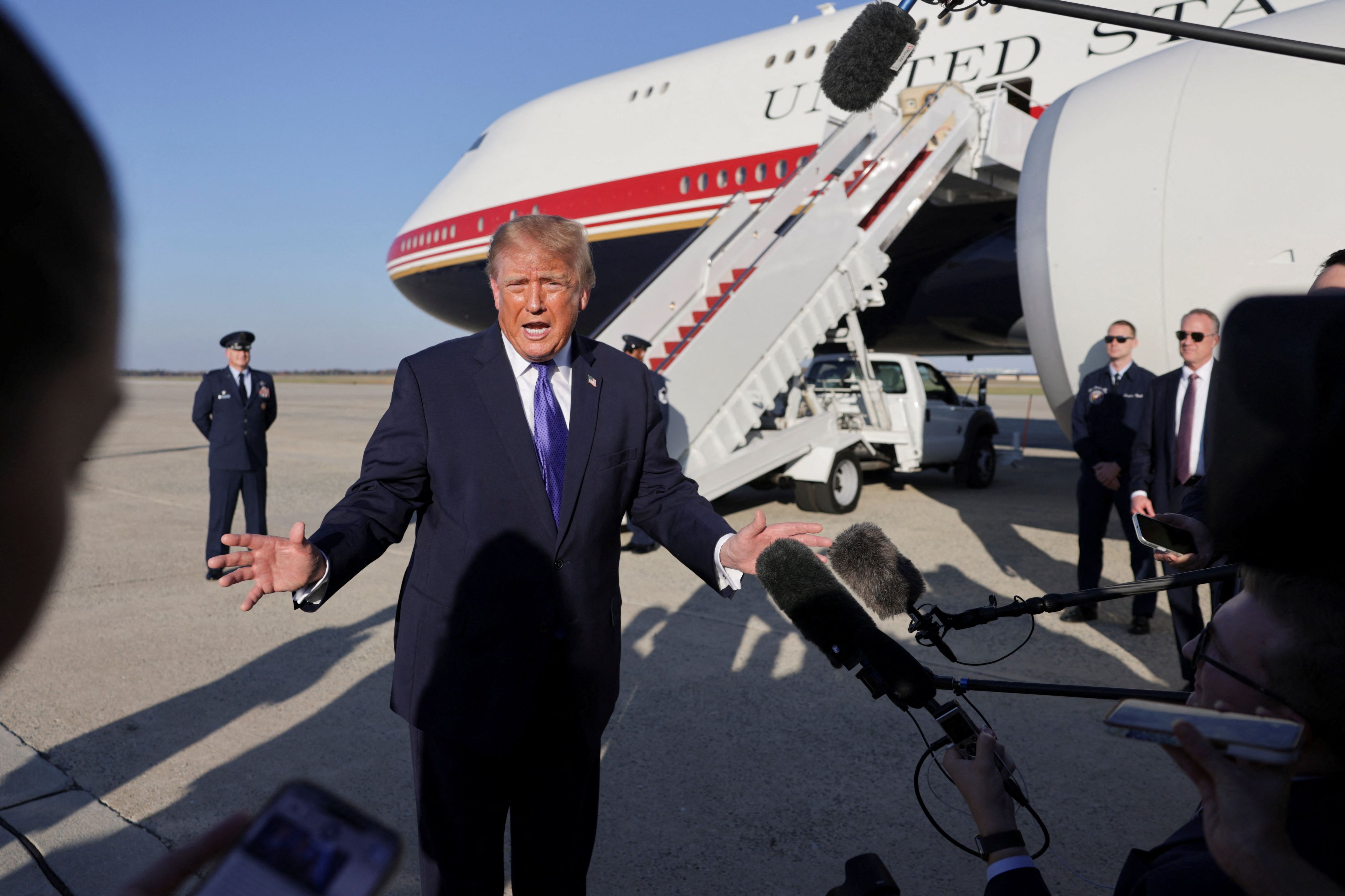 US-Präsident Donald Trump spricht bei seiner Ankunft auf der Joint Base Andrews in Maryland, USA, am 29. Oktober 2026 mit den Medien.
