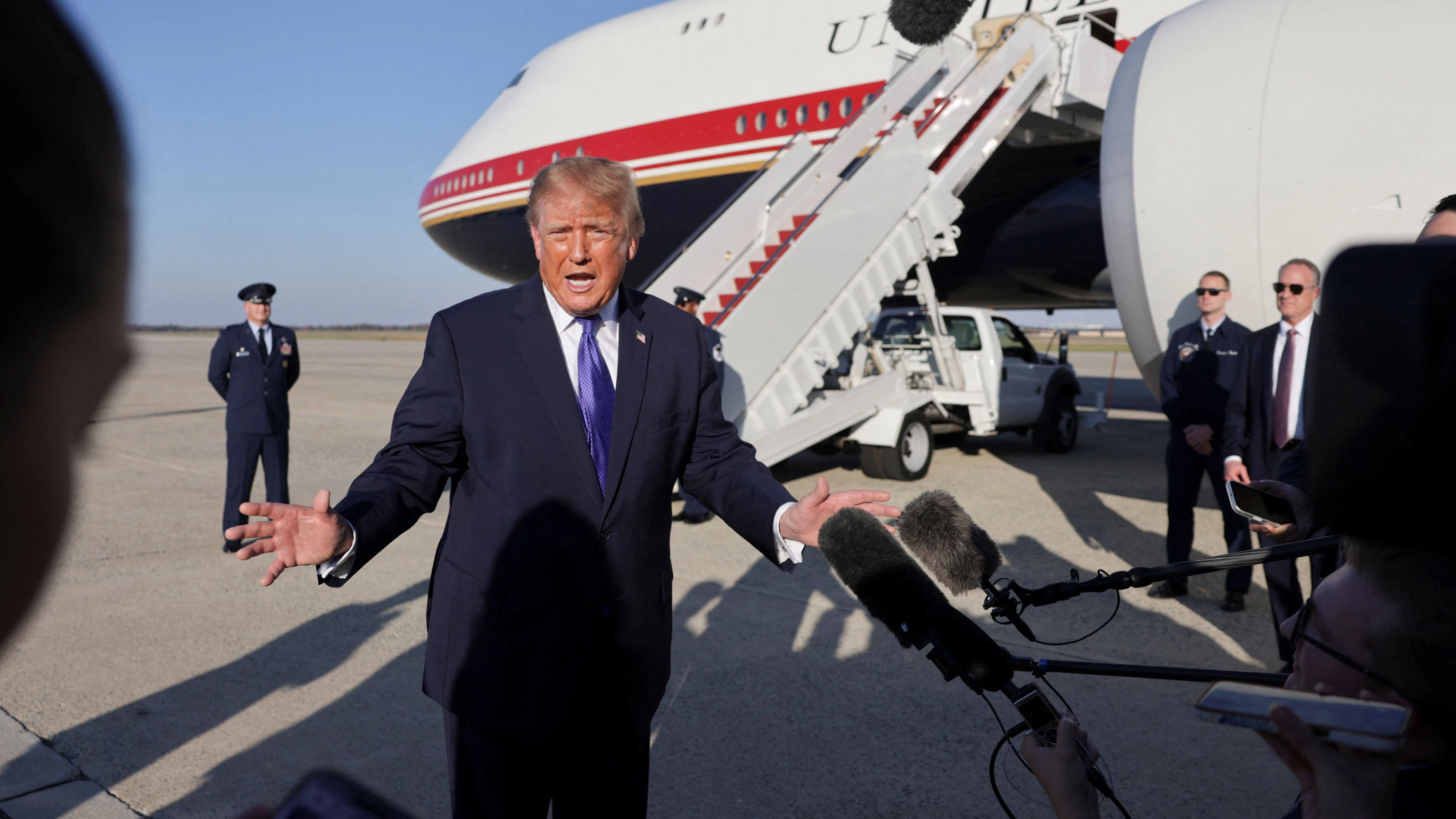 US-Präsident Donald Trump spricht bei seiner Ankunft auf der Joint Base Andrews in Maryland, USA, am 29. Oktober 2026 mit den Medien.