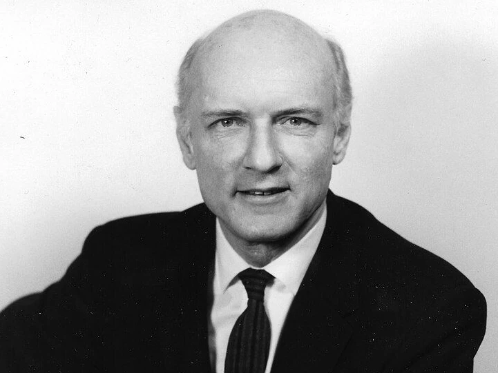 Heinz von Foerster auf einem Foto aus dem Jahr 1963 im Biological Computer Laboratory der University of Illinois
