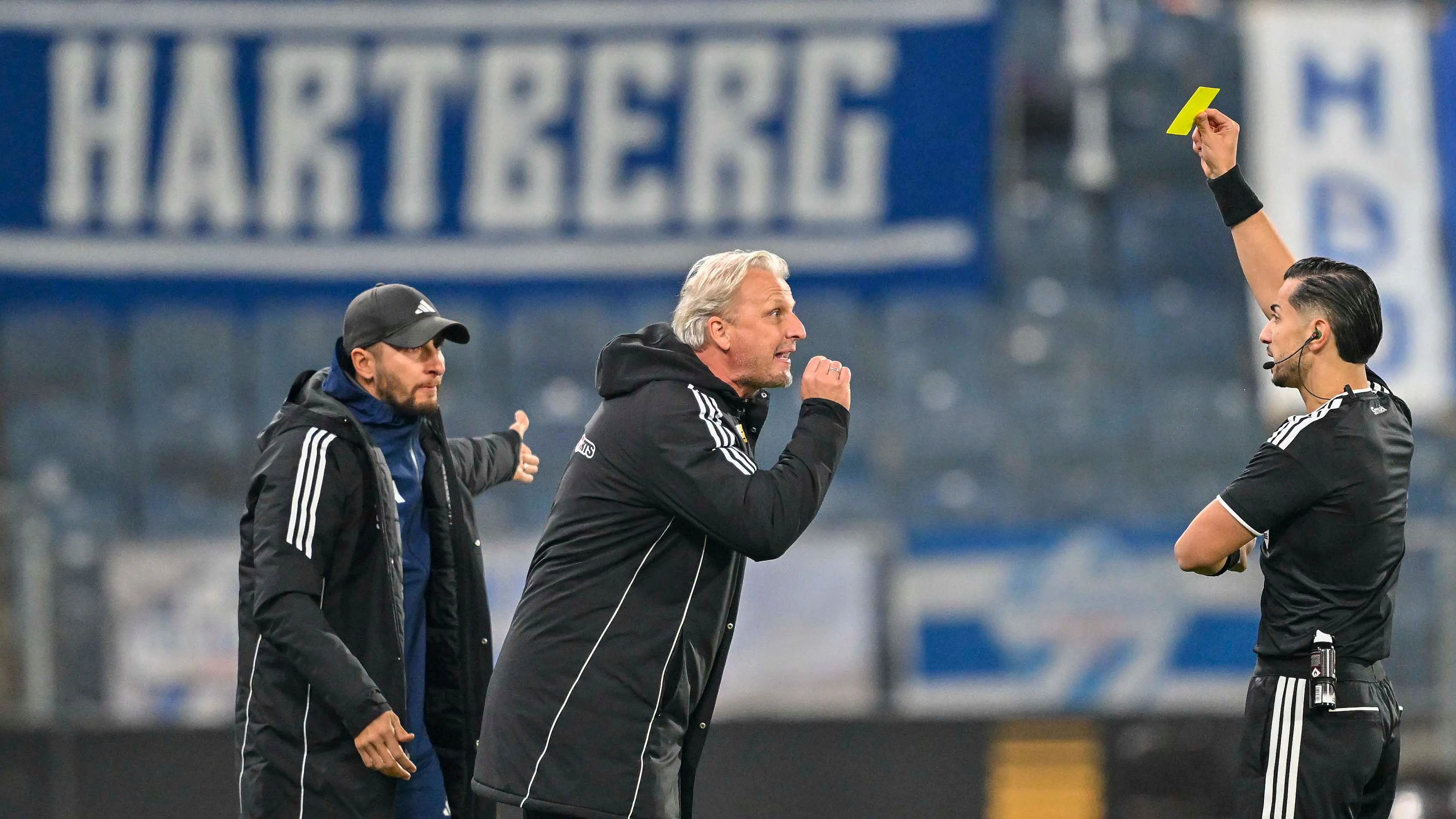 GRAZ,AUSTRIA,30.OCT.26 - SOCCER - ADMIRAL Bundesliga, Grazer AK 1902 vs TSV Hartberg. Image shows head coach Markus Schopp (Hartberg) and referee Isa Simsek. Keywords: yellow card. Photo: GEPA pictures/ Avni Retkoceri
