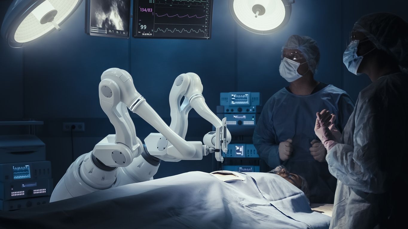 Der Roboter unterstützt die Ärzte bei der Operation (Symbolbild).