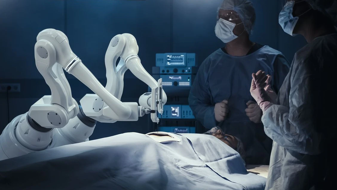 Der Roboter unterstützt die Ärzte bei der Operation (Symbolbild).