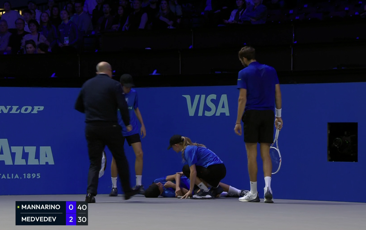 Schock am Center Court: ein Balljunge lag plötzlich am Boden. 
