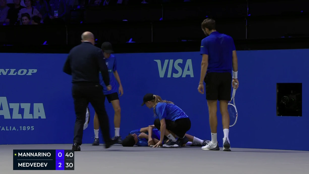 Schock am Center Court: ein Balljunge lag plötzlich am Boden. 
