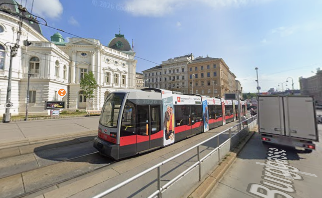 Beim Volkstheater kam die Bim zum Stillstand. Der Verdächtige machte sich Richtung Innenstadt davon