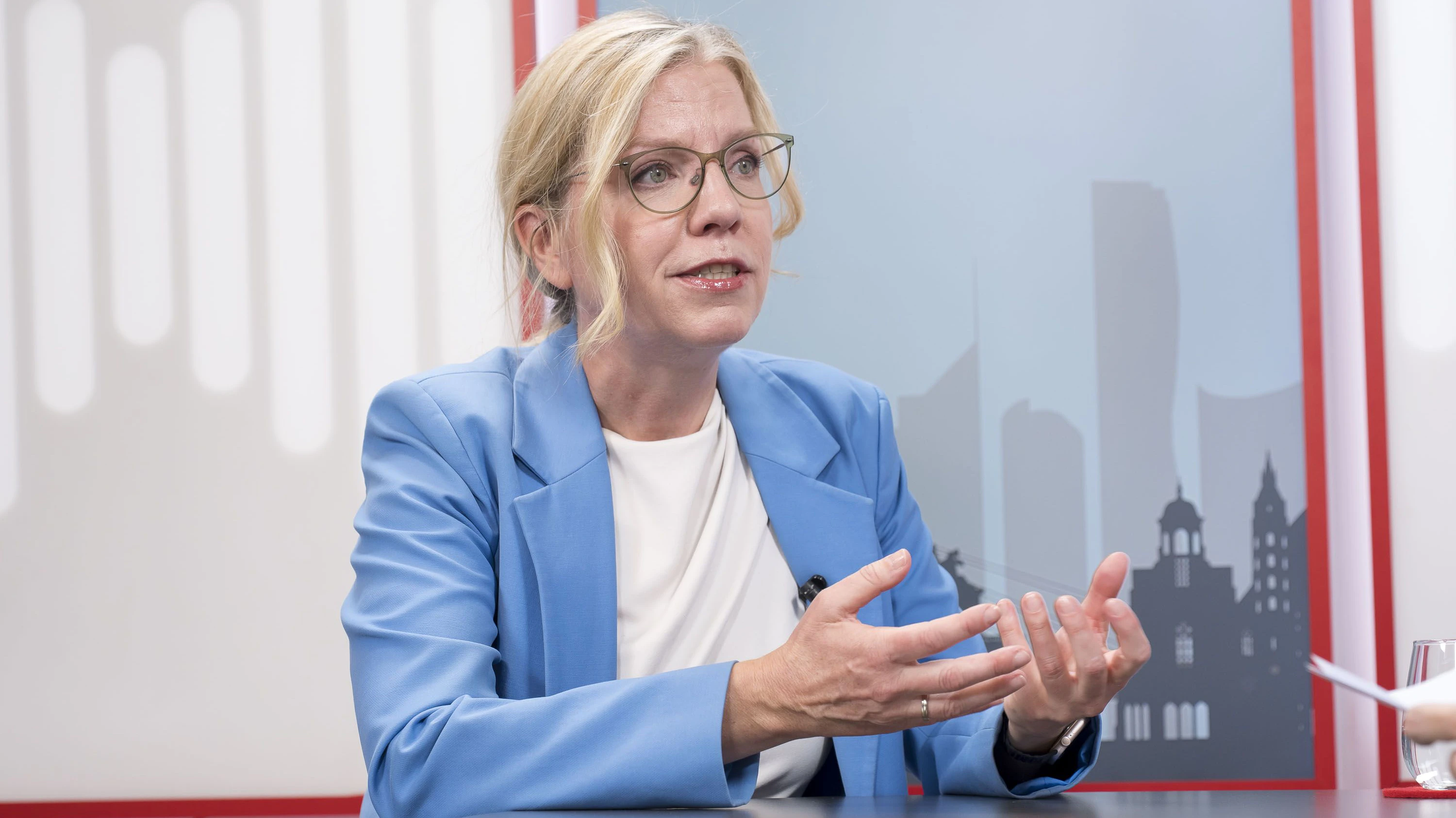 Studiointerview mit der Grünen Parteivorsitzenden Leonore Gewessler, mit Clemens Oistric, 20261027 Foto: Helmut Graf/Tageszeitung Heute