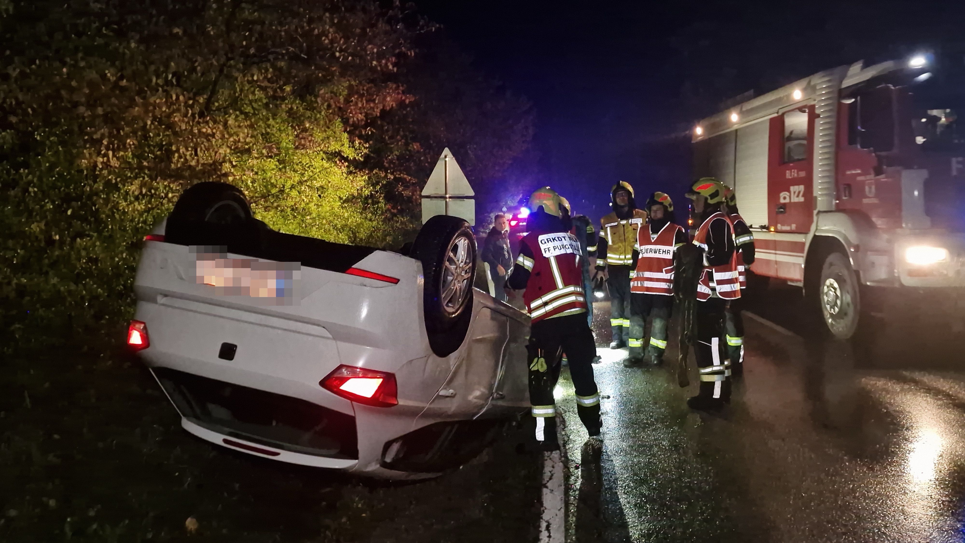Heute.at - Auto überschlägt sich – Lenkerin landet im Graben