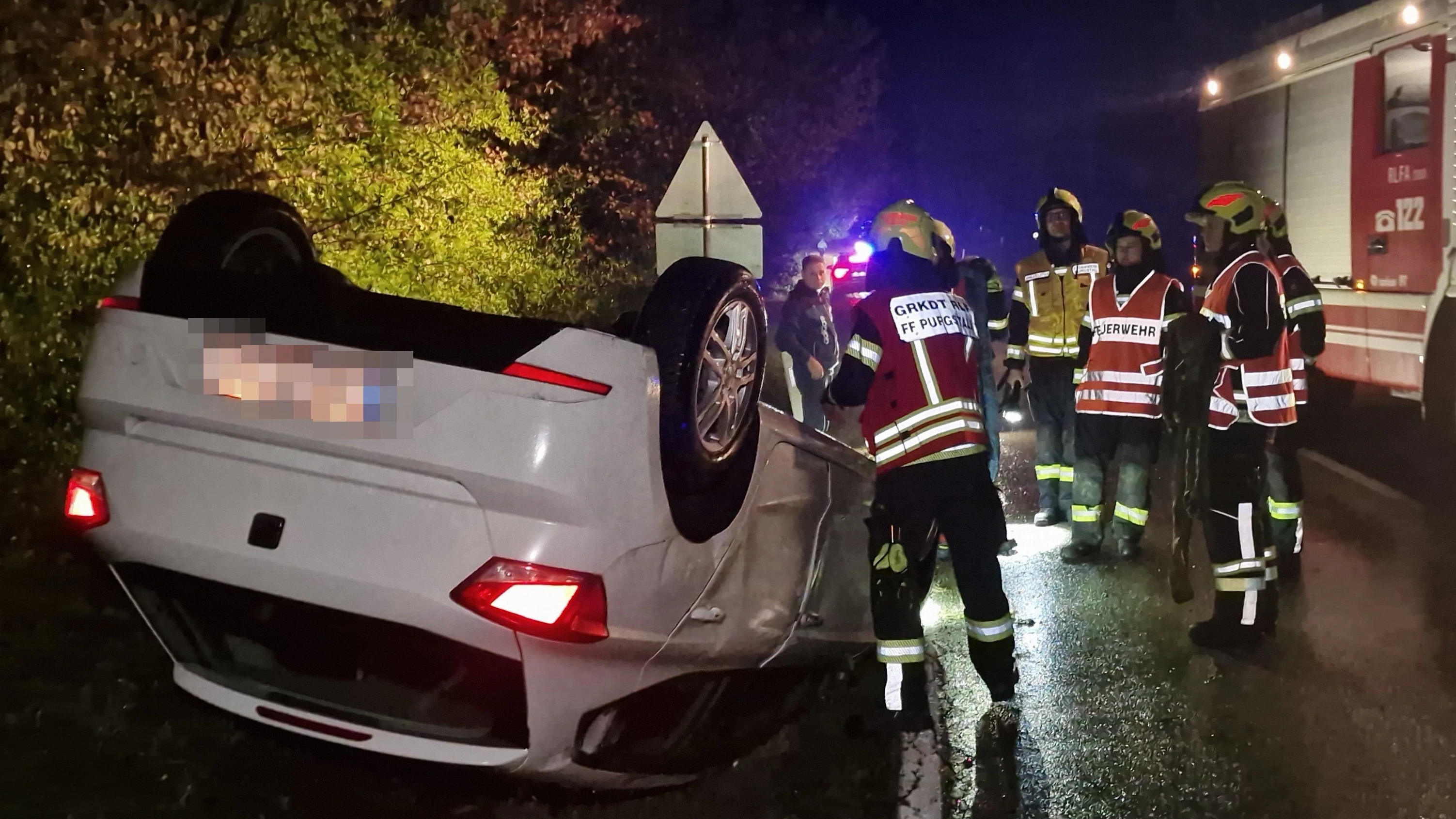 Zwischen Purgstall an der Erlauf und Oberndorf an der Melk kam eine Autolenkerin aus bisher ungeklärter Ursache von der Fahrbahn ab.