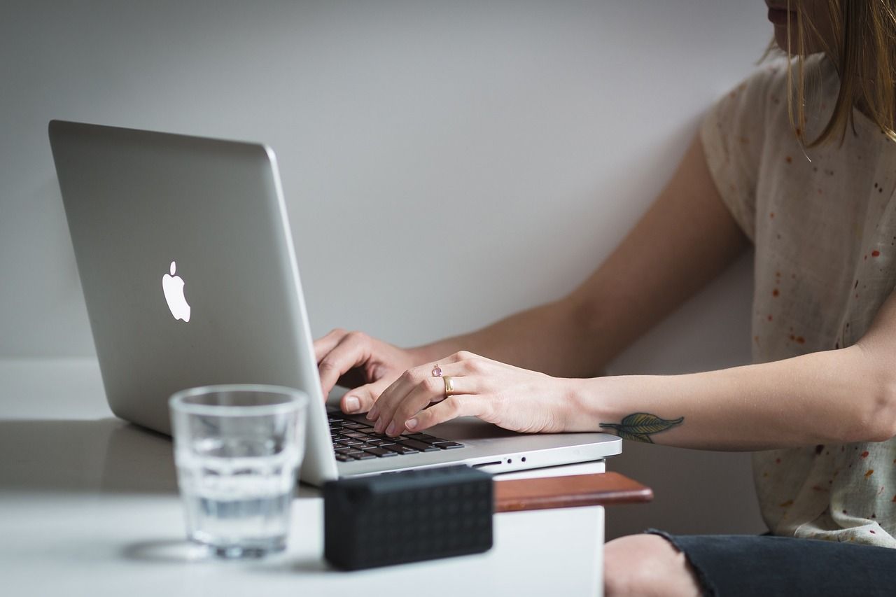 Frau arbeitet am modernen Laptop