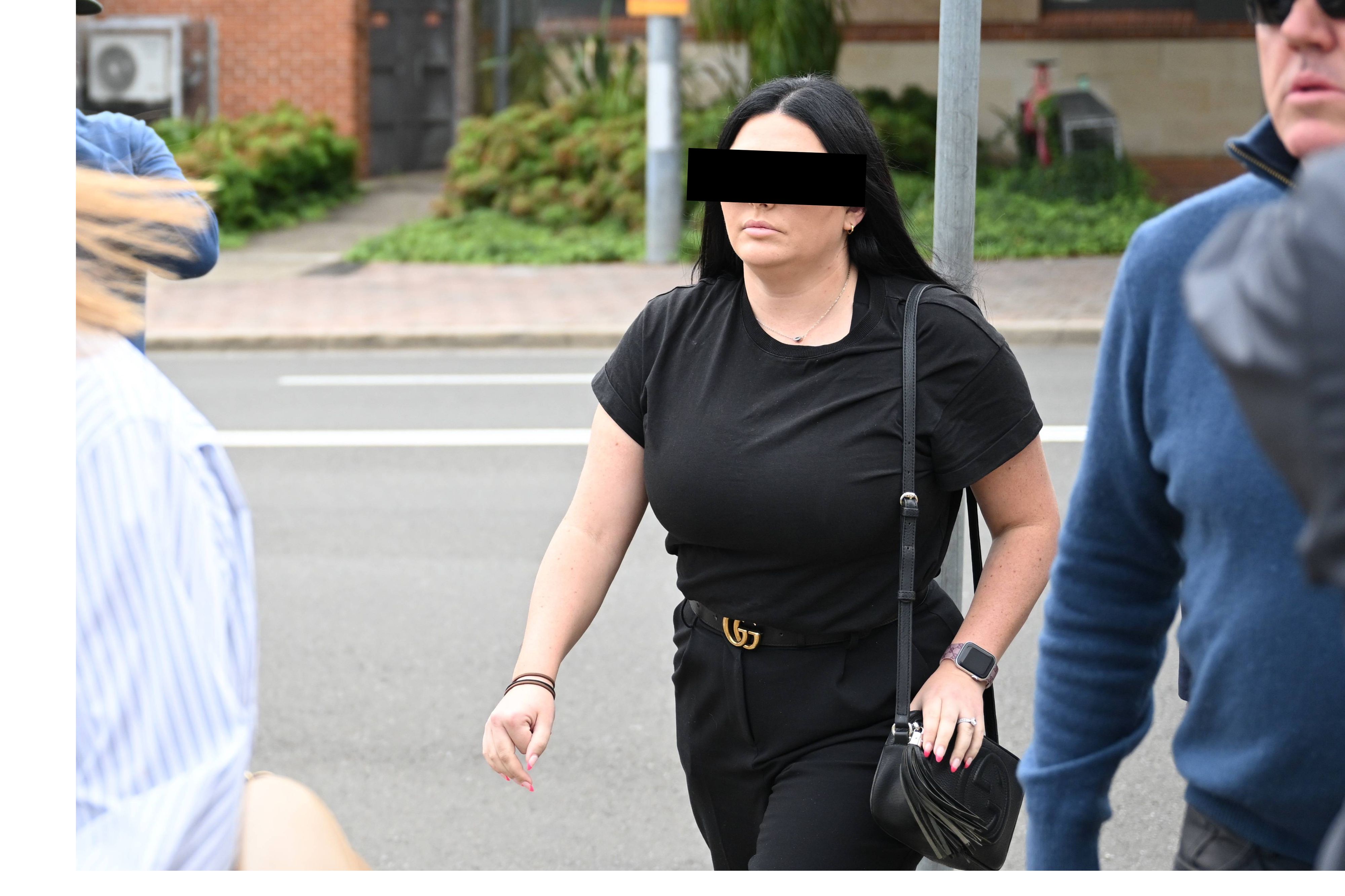 Die Lehrerin Tayla B. aus Sydney (ganz in Schwarz gekleidet) verlässt das Gericht in Campbelltown, Sydney. Archivbild, April 2025