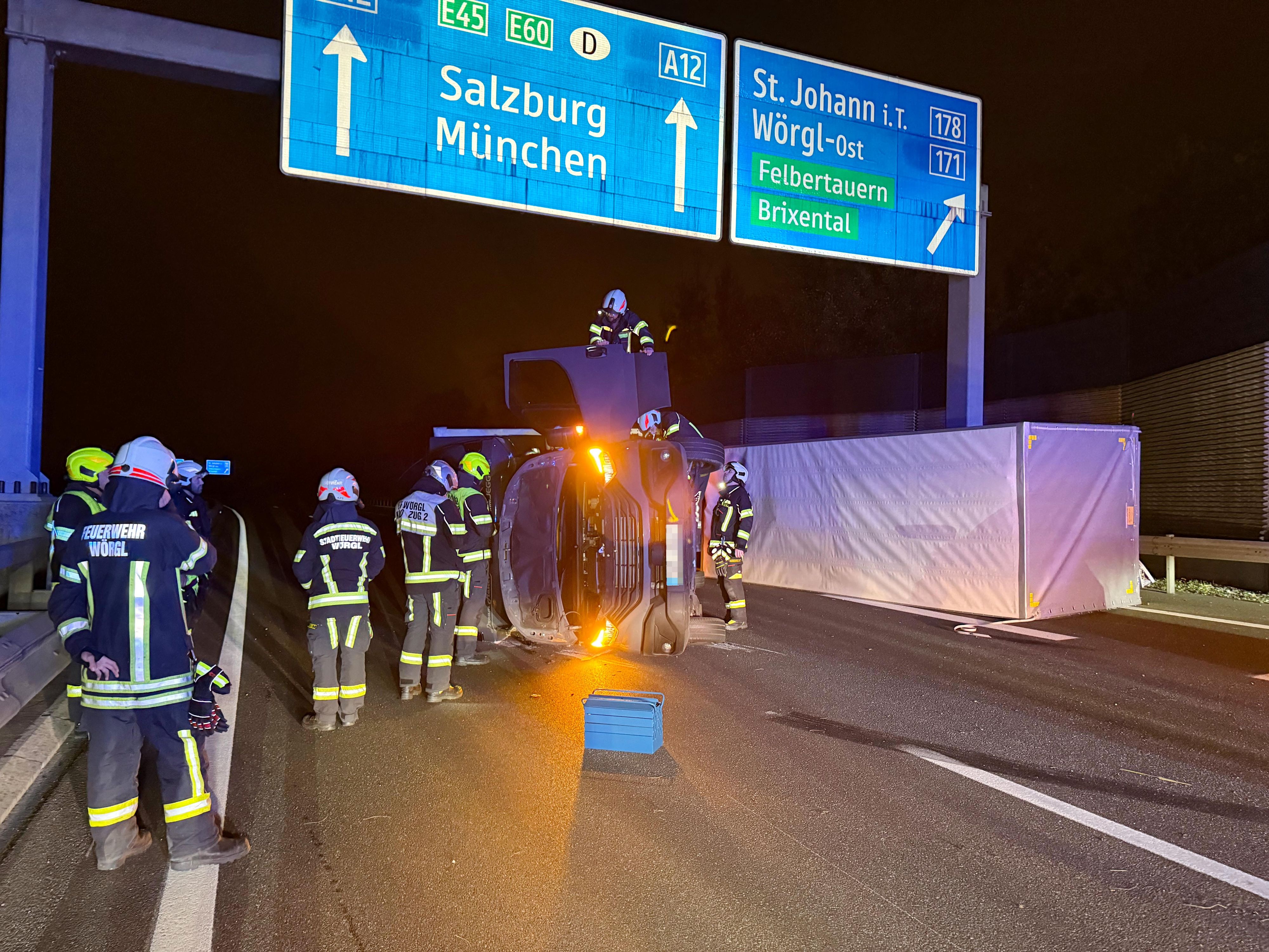 Heute.at - Sekundenschlaf! Lkw-Gespann legt ganze A12 lahm