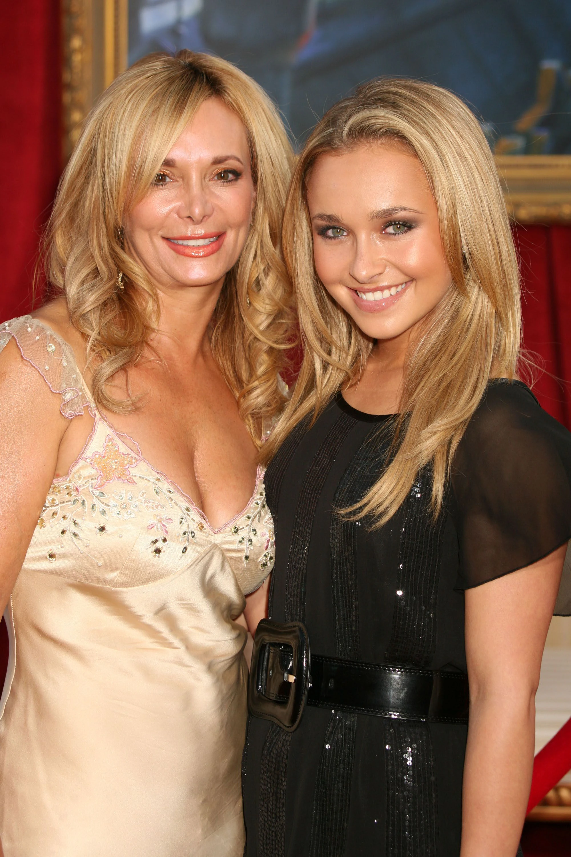 Ihre Mutter Lesley Vogel, selbst früher Schauspielerin, brachte Hayden Panettiere früh ins Showbusiness. Ihren ersten Auftritt hatte sie mit einem Jahr in einem Werbespot