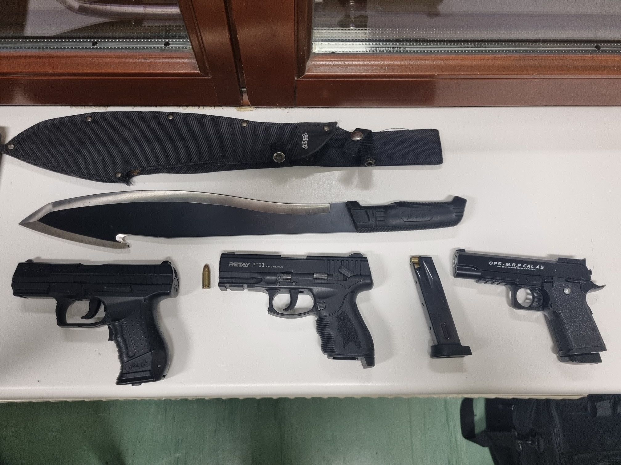 Gewaltaufrufe für Halloween: Diese Waffen wurden bei den Tatverdächtigen gefunden und sichergestellt.
