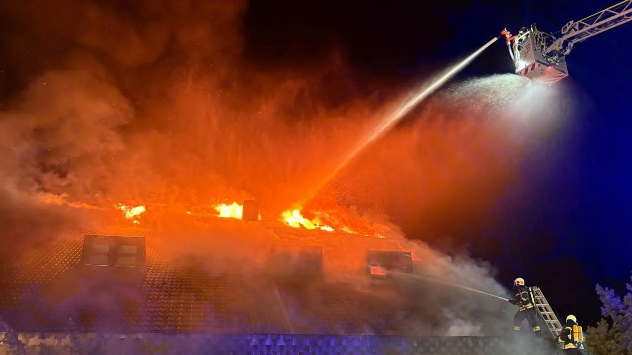 Im Bezirk Baden tobt ein Großbrand.