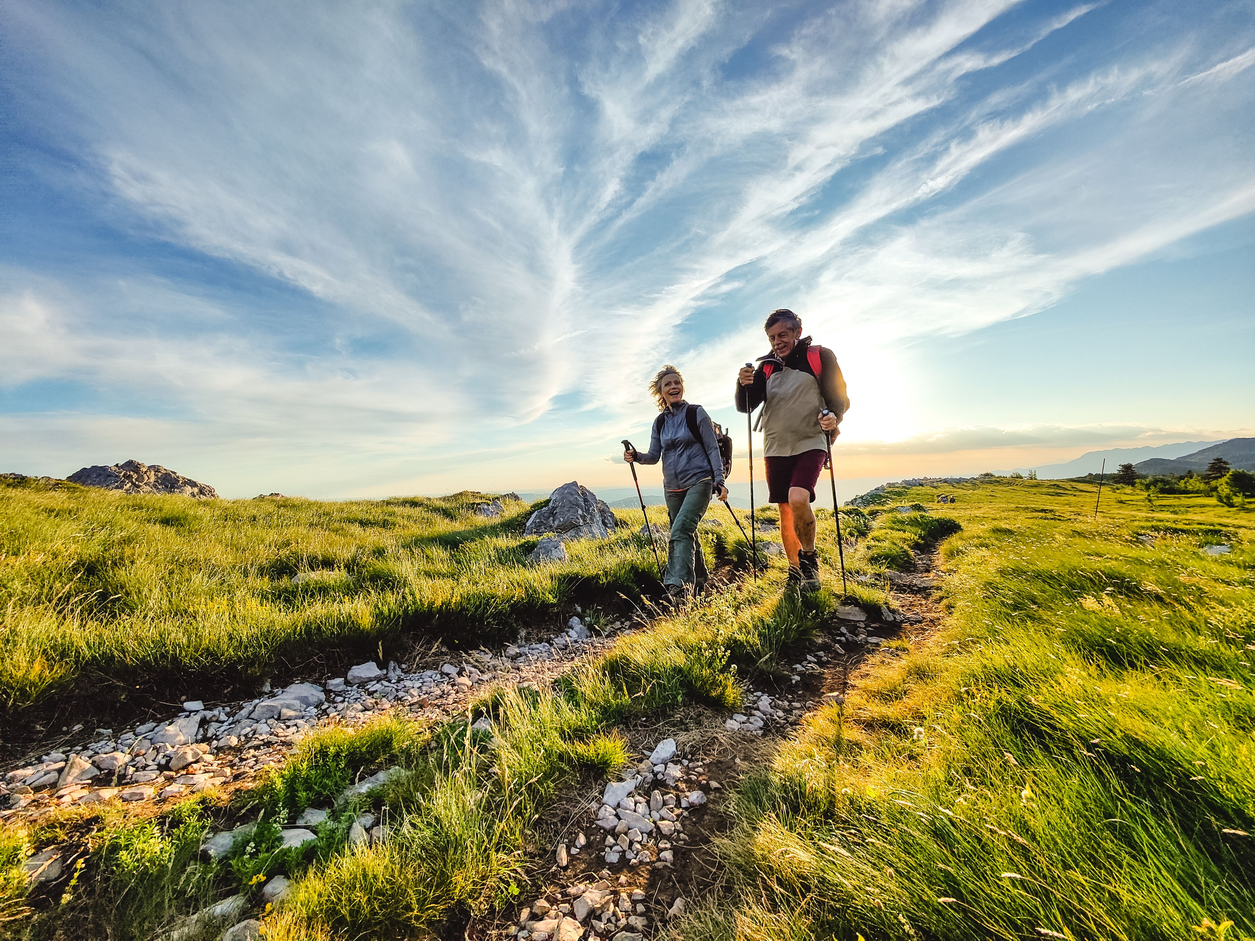 Nordic Walking bringt mit flotten Schritten und gezieltem Stockeinsatz den ganzen Körper in Schwung.