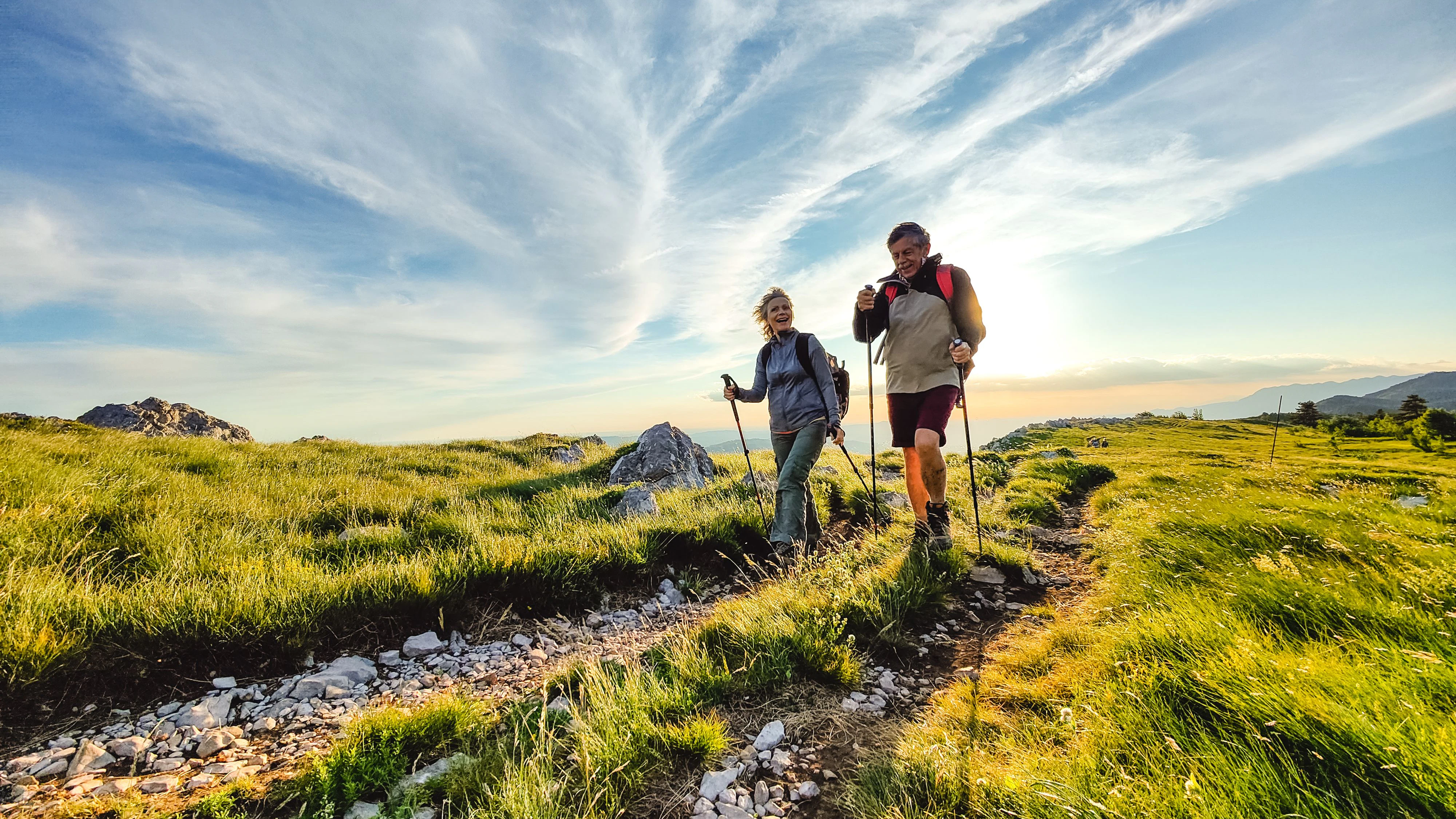 Nordic Walking bringt mit flotten Schritten und gezieltem Stockeinsatz den ganzen Körper in Schwung.