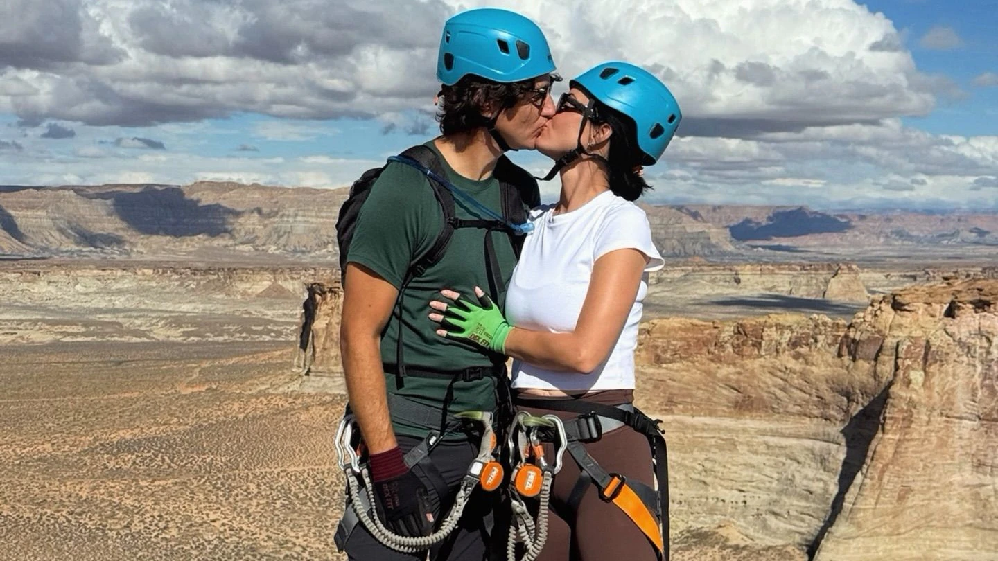 Katy Perry und Justin Trudeau küssen sich auf dem Gipfel.