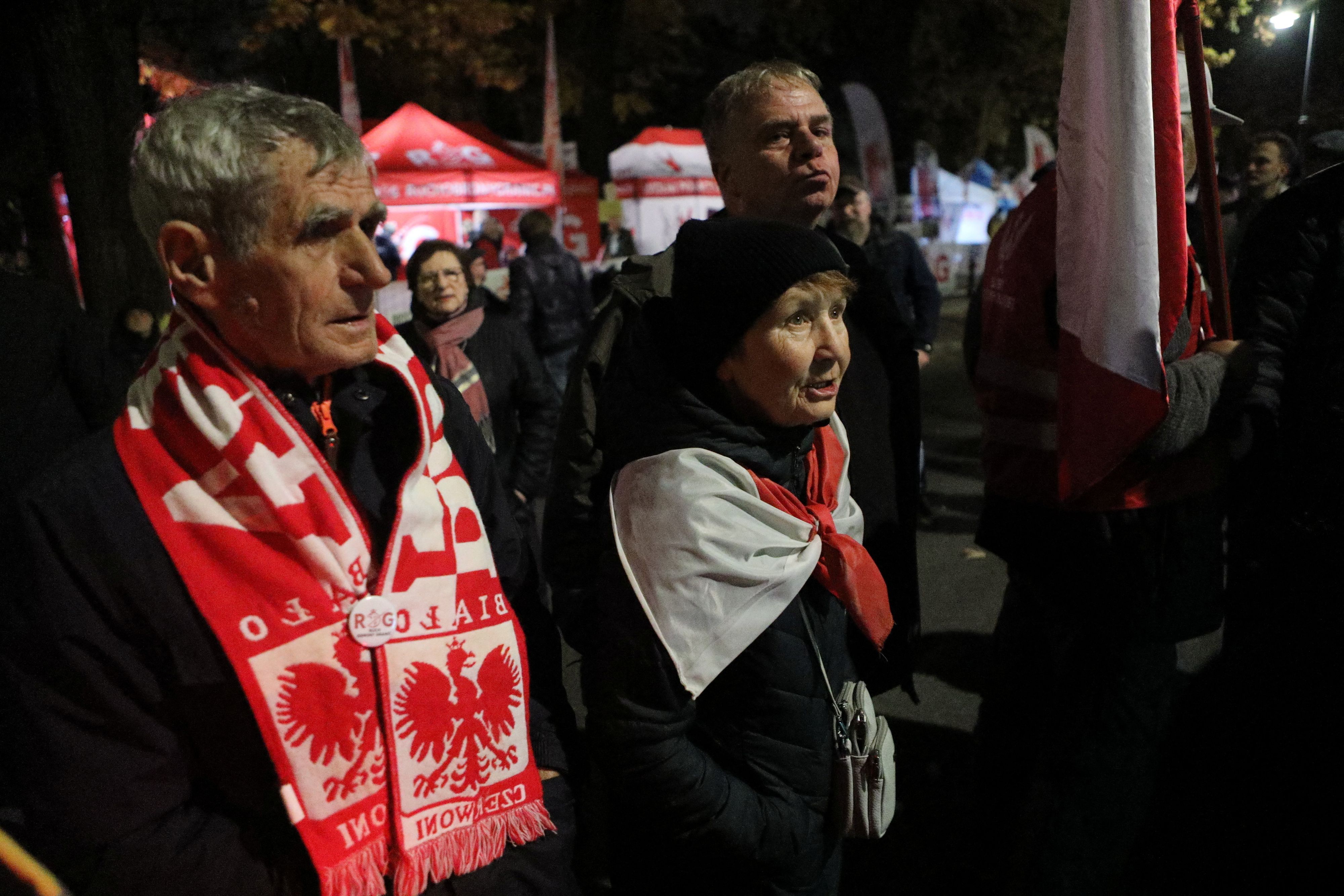 Am Freitagabend versammelten sich hunderte Demonstranten vor dem Verfassungsgericht in Warschau.