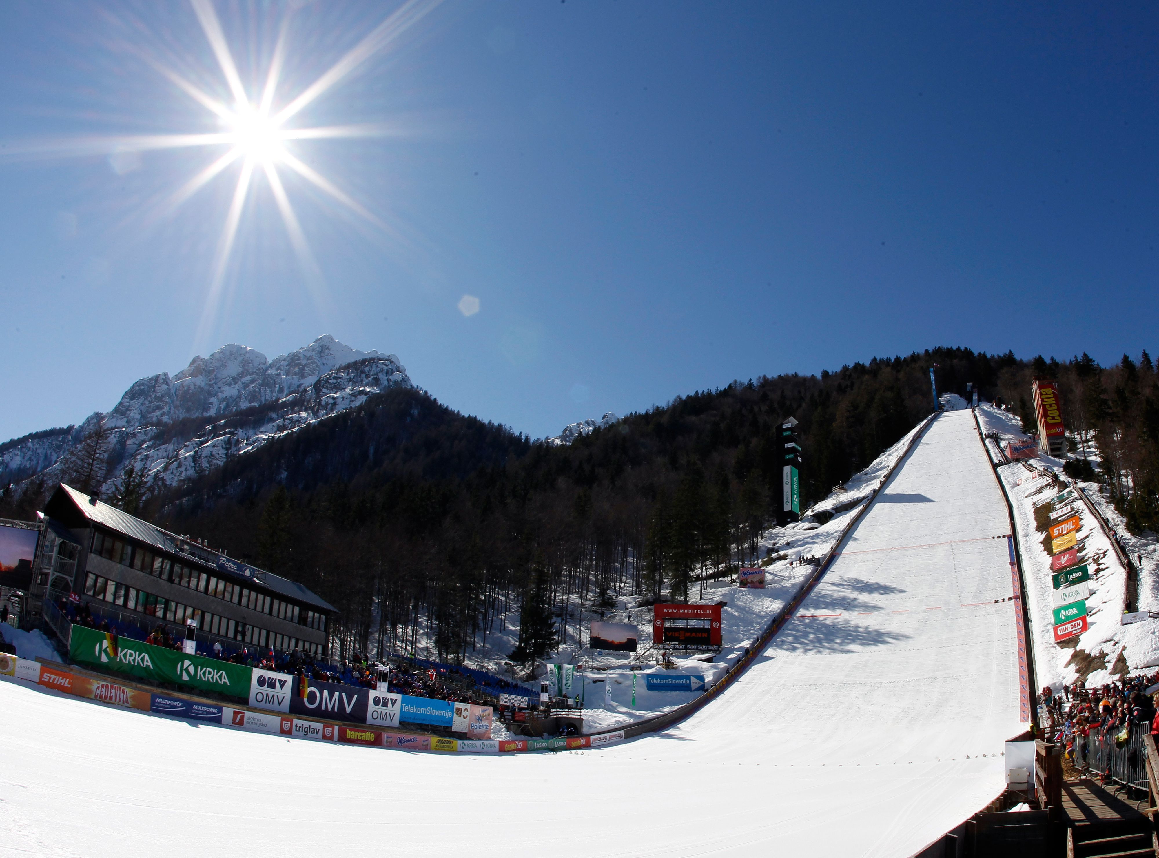 Auf der Skisprunganlage von Planica ist ein Springer offenbar schwer gestürzt. 