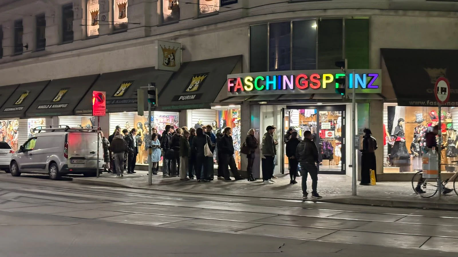 Wiener stehen Schlange für ein Last Minute Halloween-Kostüme 