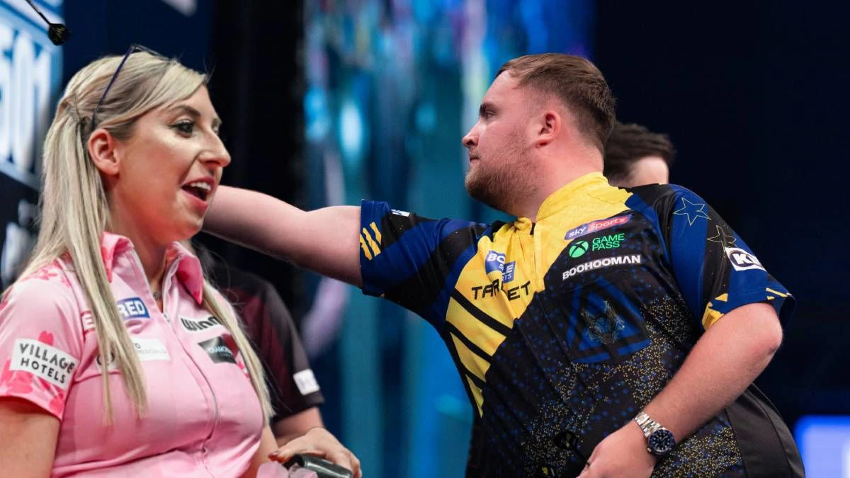 Heute.at - Darts-Königin schlägt Littler und kassiert groß ab